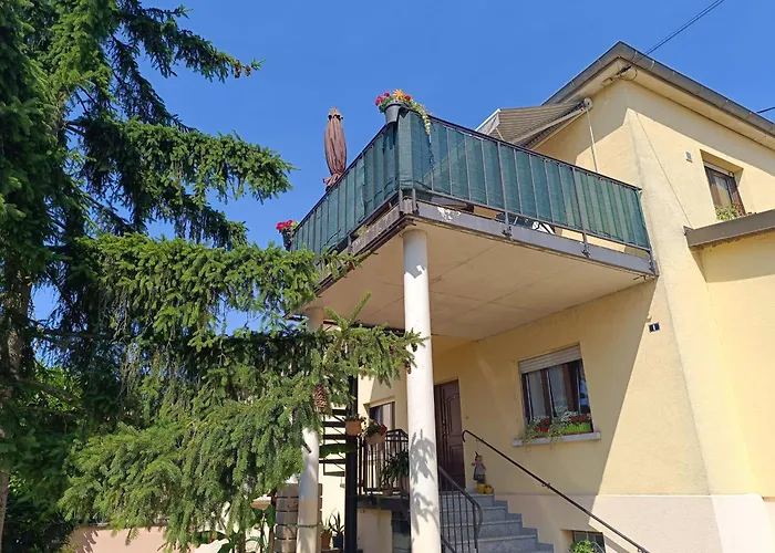 Confortable Avec Terrasse Et Parking A Jebsheim - Fr-1-744-50 * Jebsheim